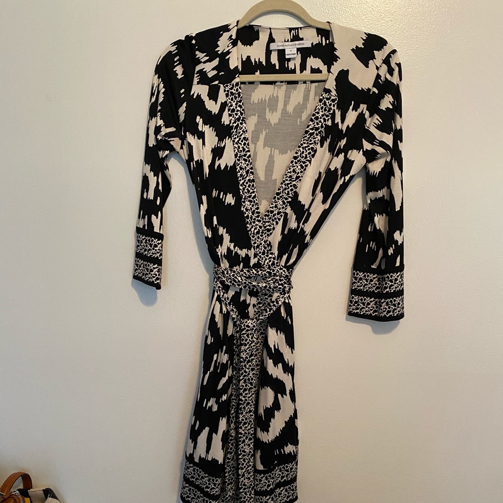 [Diane Von Furstenberg] black and white wrap dress